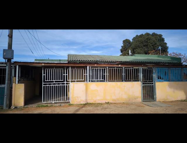 4 BEDROOM HOUSE FOR SALE IN BONTEHEUWEL